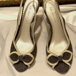 Size 8 Vintage AK Anne Klein Gabay Peep-toe Women’s Low Heels